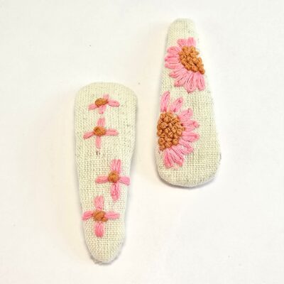Hand-Embroidered Pink Daisy Hair Clip – Linen Base with Floral Design